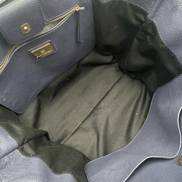 B-low-the-Belt Mila pebbled leather large bucket tote bag navy blue - Picture 10 of 11